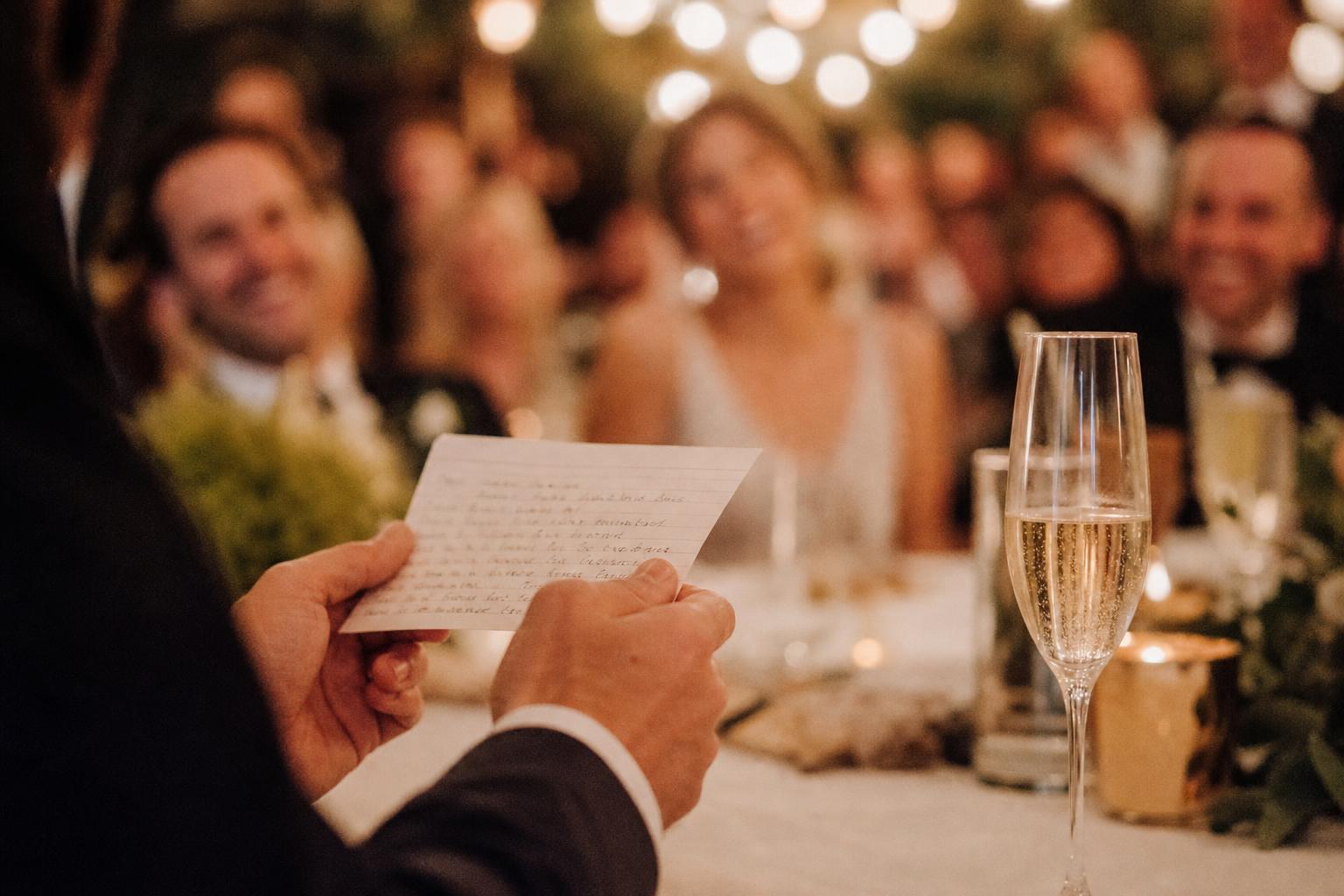 Een bruiloftsspeech schrijven: structuur, lengte en 5 openingen die werken